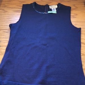 ❤️knit top with beadwork around neck line.❤️